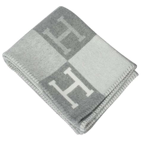 hermes avalon decke grau|Hermes Avalon III Signature H Gris Clair und Ecru Wurfdecke.